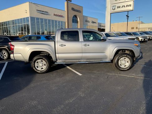 Used 2020 Toyota Tacoma SR image 4