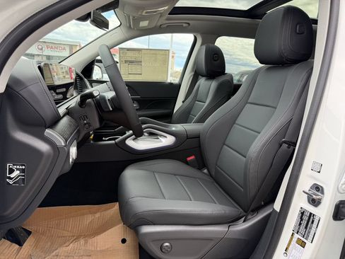 Used 2025 Mercedes-Benz GLS 450 4MATIC image 3