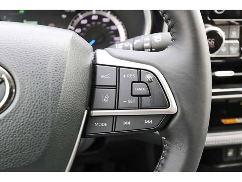 Used 2023 Toyota Highlander XLE image 17