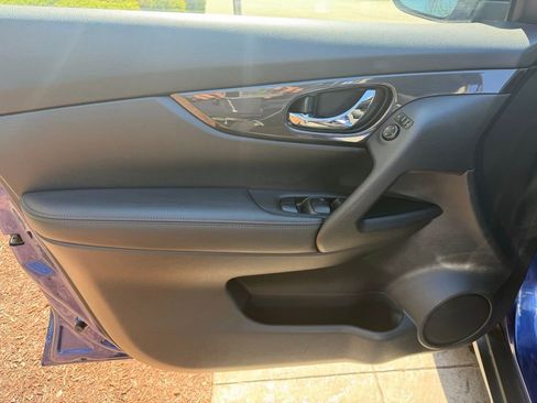 Used 2019 Nissan Rogue SV image 16