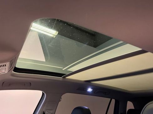 Certified 2024 Volkswagen Tiguan SE w/ Panoramic Sunroof Package FWD image 29