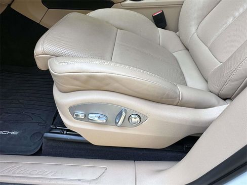 Used 2025 Porsche Macan image 6