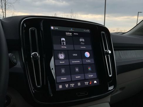 Certified 2025 Volvo XC40 B5 Plus image 2