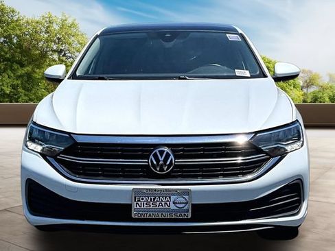 Used 2024 Volkswagen Jetta SE FWD image 2
