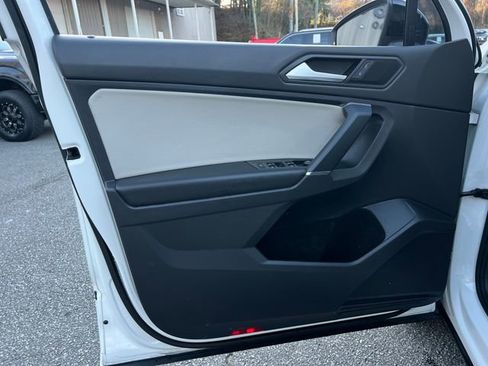 Used 2020 Volkswagen Tiguan SE R-Line image 10