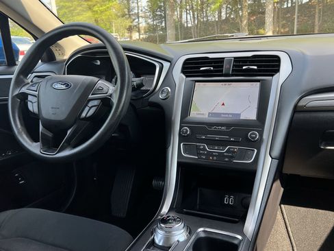 Used 2020 Ford Fusion SE FWD image 3