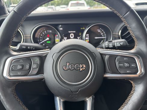 Used 2022 Jeep Wrangler Unlimited Sahara AWD/4WD image 10