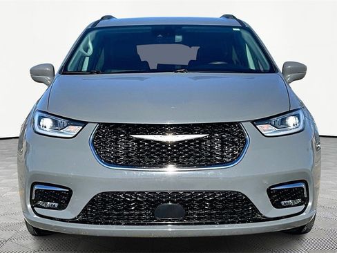 Used 2022 Chrysler Pacifica Touring-L image 3