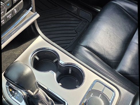 Used 2019 Jeep Grand Cherokee Limited image 17