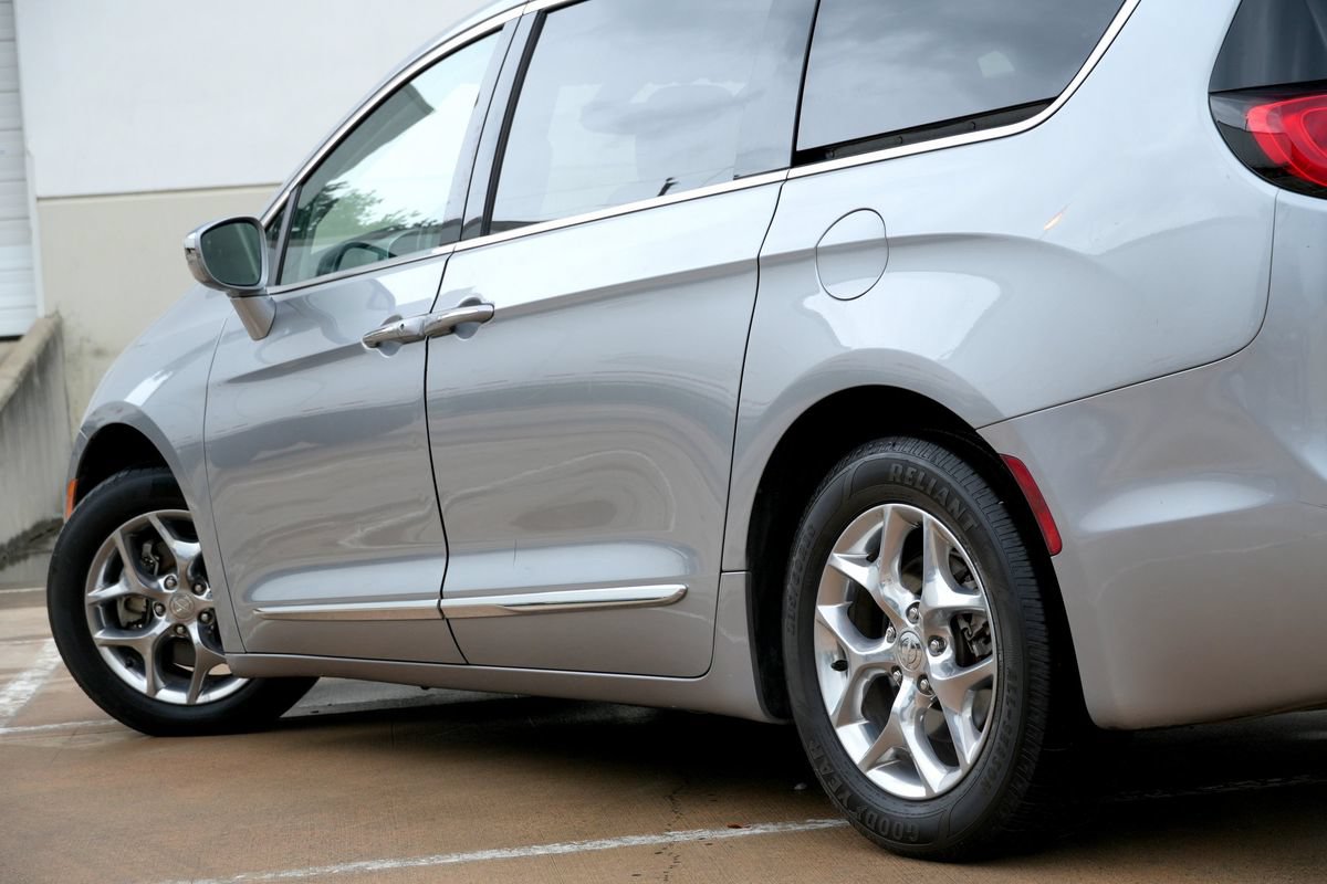 Used 2018 Chrysler Pacifica Limited FWD image 33
