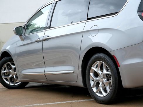 Used 2018 Chrysler Pacifica Limited FWD image 33