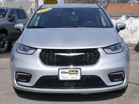 Used 2023 Chrysler Pacifica Touring-L image 2
