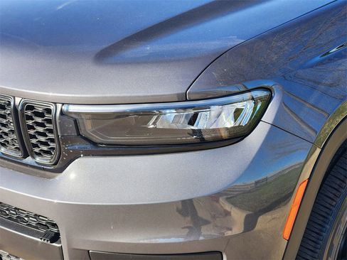 Used 2025 Jeep Grand Cherokee L Altitude image 8