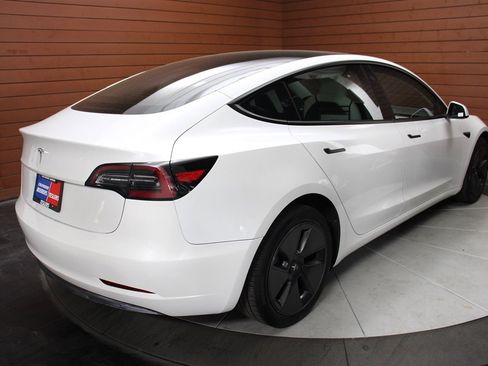 Used 2023 Tesla Model 3 Standard Range image 2