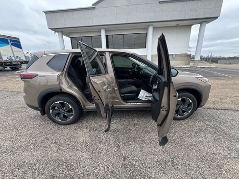 Used 2024 Nissan Rogue SV image 8