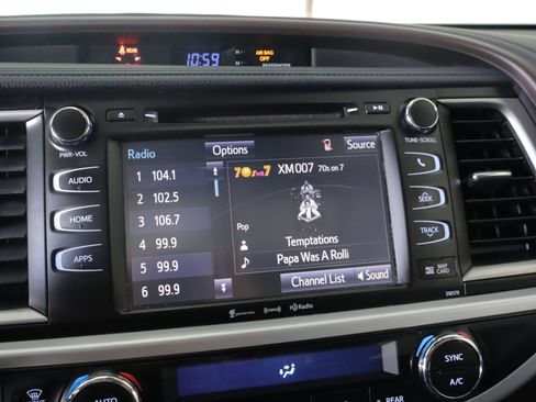 Used 2017 Toyota Highlander XLE image 16