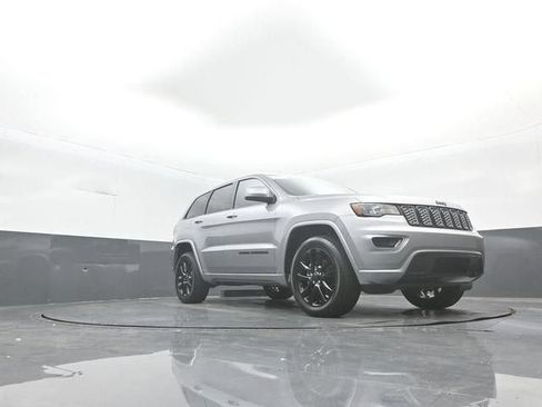 Used 2020 Jeep Grand Cherokee Altitude AWD/4WD image 36