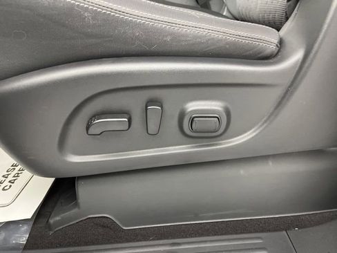 Used 2024 Nissan Titan SV w/ SV Convenience Package image 35