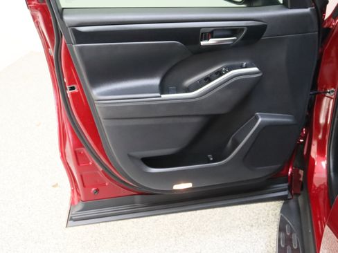 Certified 2025 Toyota Highlander XLE AWD/4WD image 12