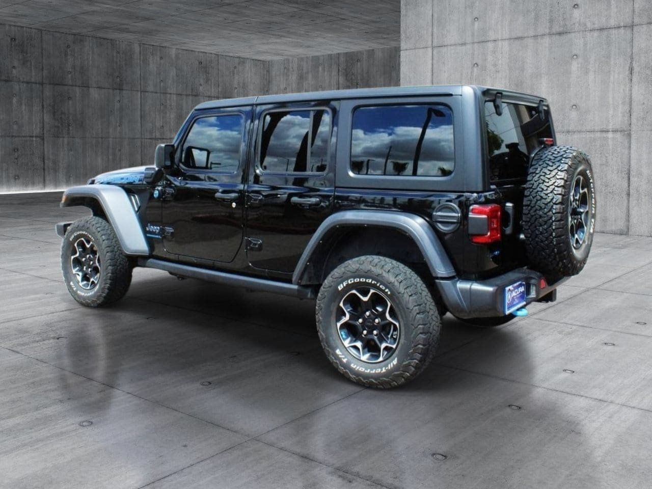 Used 2021 Jeep Wrangler Unlimited Rubicon 4xe w/ Cold Weather Group AWD/4WD image 3