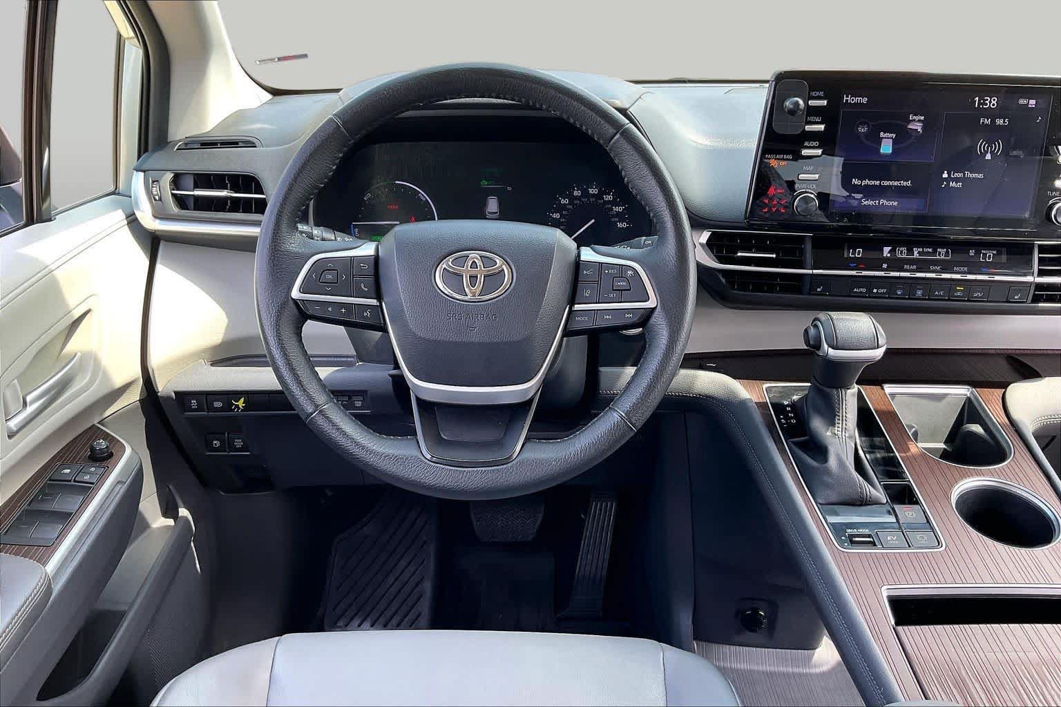 Used 2023 Toyota Sienna XLE FWD image 6