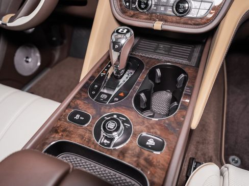Used 2025 Bentley Bentayga Extended Wheelbase image 50