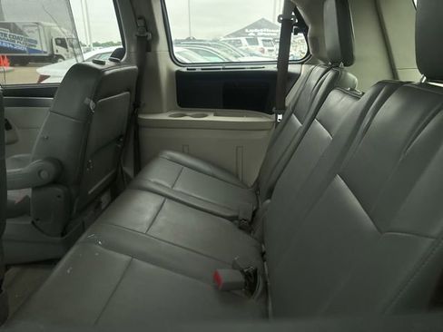 Used 2014 Volkswagen Routan SE FWD image 5