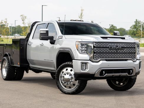 Used 2022 GMC Sierra 3500 Denali w/ Denali Ultimate Package AWD/4WD image 2