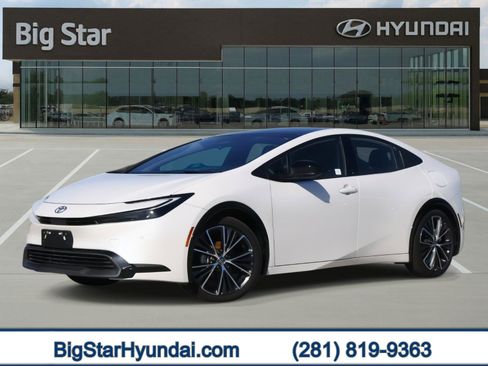 Used 2025 Toyota Prius XLE image 1