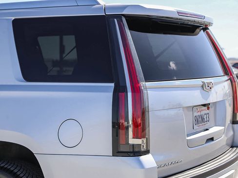 Used 2020 Cadillac Escalade Luxury image 9