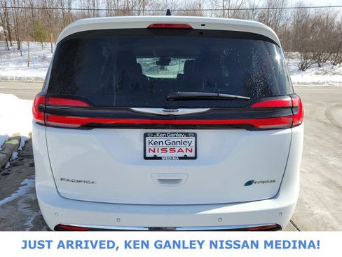 Used 2024 Chrysler Pacifica Select image 4