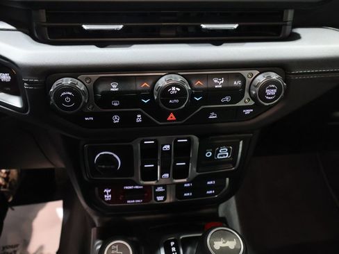 Used 2025 Jeep Wrangler Unlimited Rubicon image 25