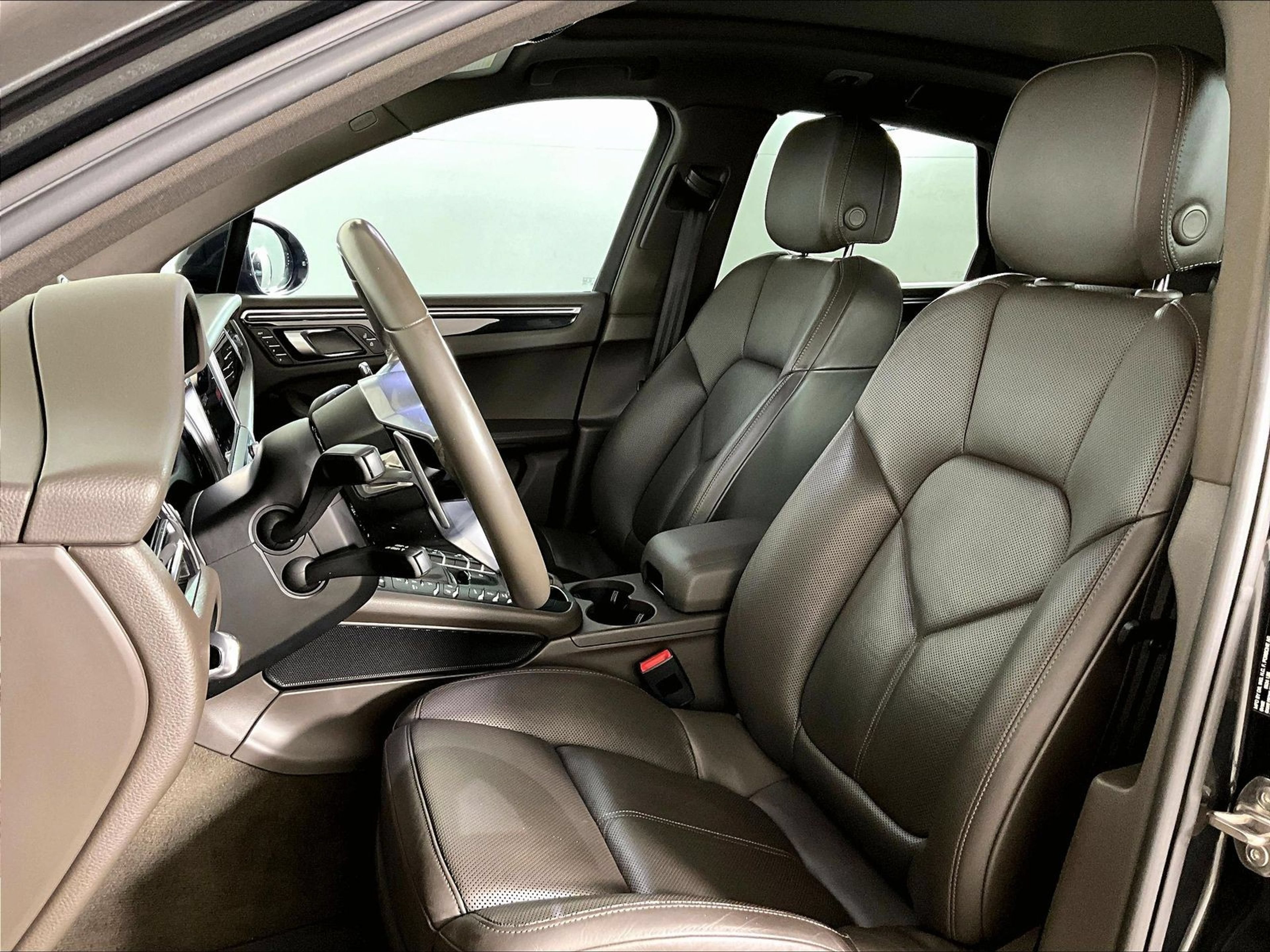 Certified 2020 Porsche Macan AWD/4WD image 5