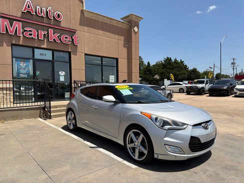 Used 2017 Hyundai Veloster Value Edition FWD image 3