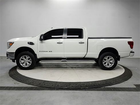Used 2019 Nissan Titan SV w/ SV Convenience Package image 4