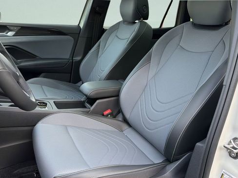 New 2026 Volkswagen Tiguan SE R-Line FWD image 28