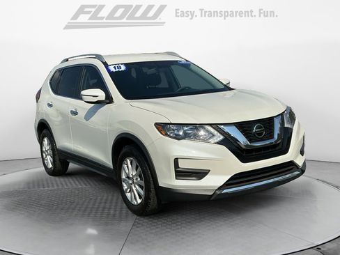 Used 2018 Nissan Rogue SV image 1