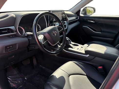Used 2023 Toyota Highlander XLE AWD/4WD image 12