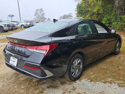 Used 2024 Hyundai Elantra SEL image 12