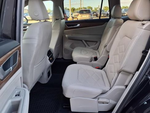Used 2024 Volkswagen Atlas SE w/ Panoramic Sunroof Package FWD image 8