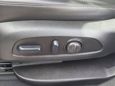 Used 2023 GMC Acadia SLT image 27