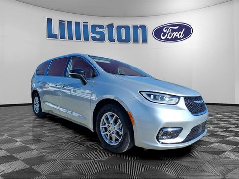 Used 2024 Chrysler Pacifica Touring-L image 1