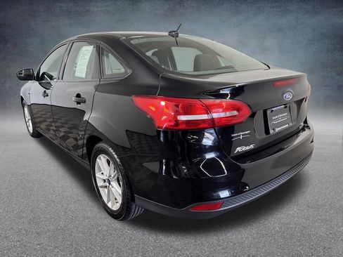 Used 2018 Ford Focus SE w/ Cold Weather Package FWD image 4