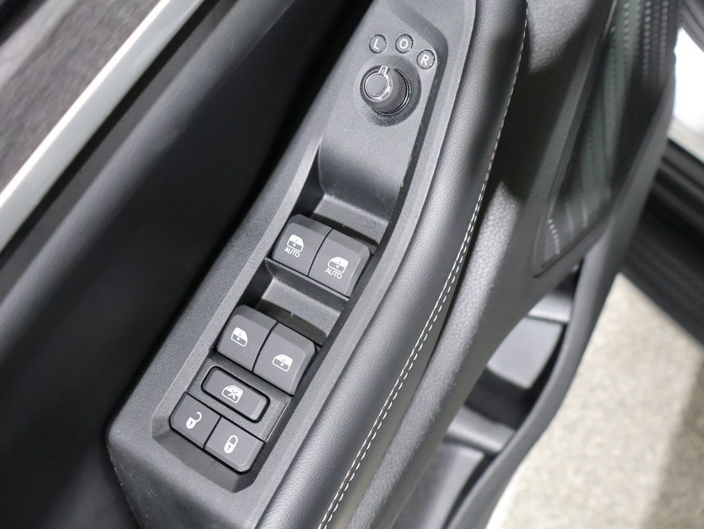 Used 2025 Jeep Grand Cherokee L Limited AWD/4WD image 13