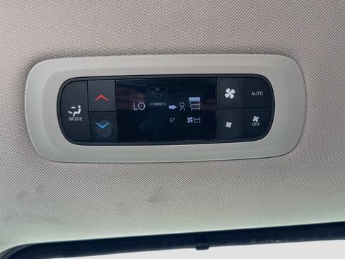 Used 2023 Chrysler Pacifica Touring-L FWD image 26