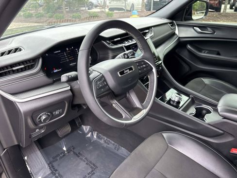 Used 2024 Jeep Grand Cherokee Altitude AWD/4WD image 16