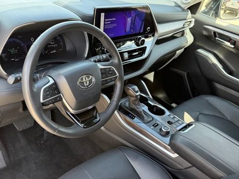 Used 2024 Toyota Highlander Limited AWD/4WD image 9