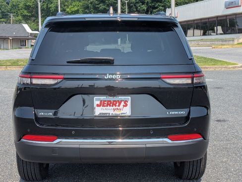 Used 2023 Jeep Grand Cherokee Laredo AWD/4WD image 7