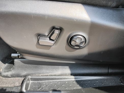 Used 2025 Chrysler Pacifica Select FWD image 24