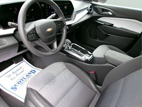 Used 2024 Chevrolet Trax LT FWD image 12